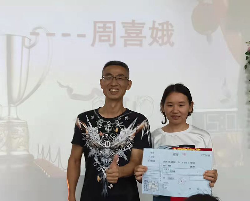 红桃影视創研8月份銷售冠軍——周喜娥與（yǔ）董事長李敏先（xiān）生合影
